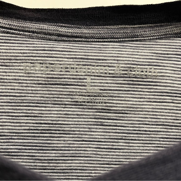 Lovely V-neck t-shirt! - Picture 3 of 3